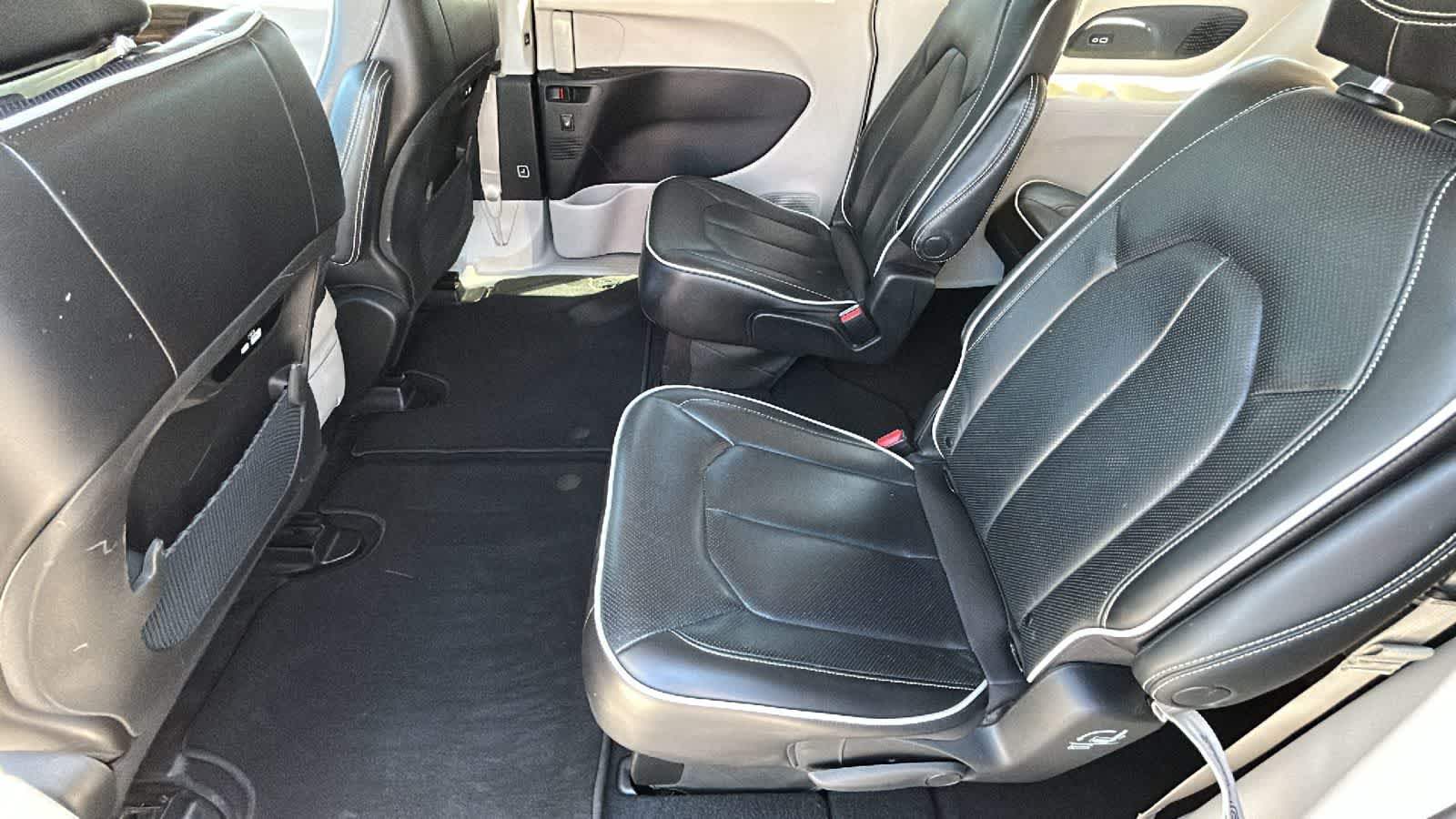 Thumbnail: 2023 Chrysler Pacifica - 24