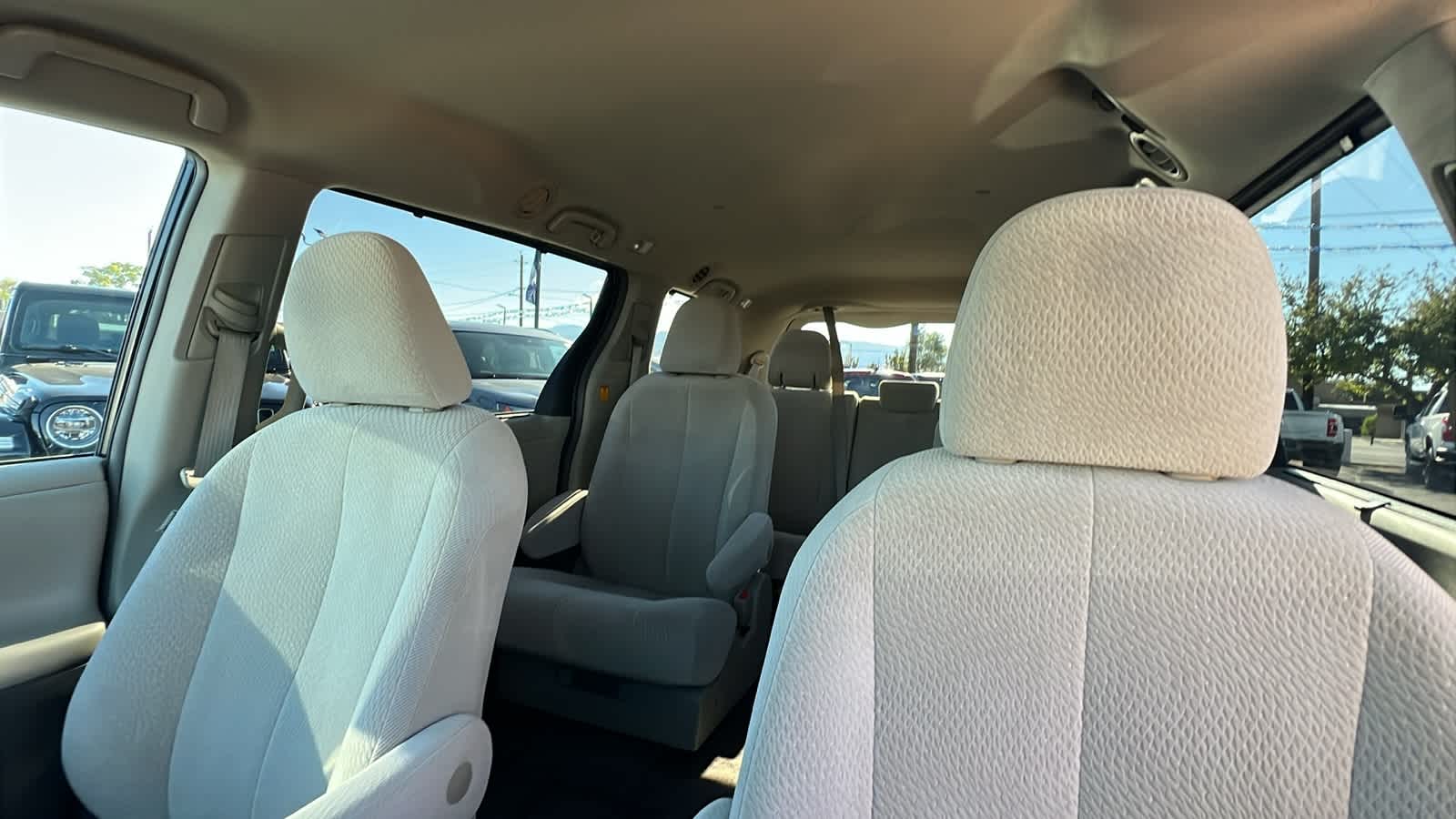 Thumbnail: 2011 Toyota Sienna - 11