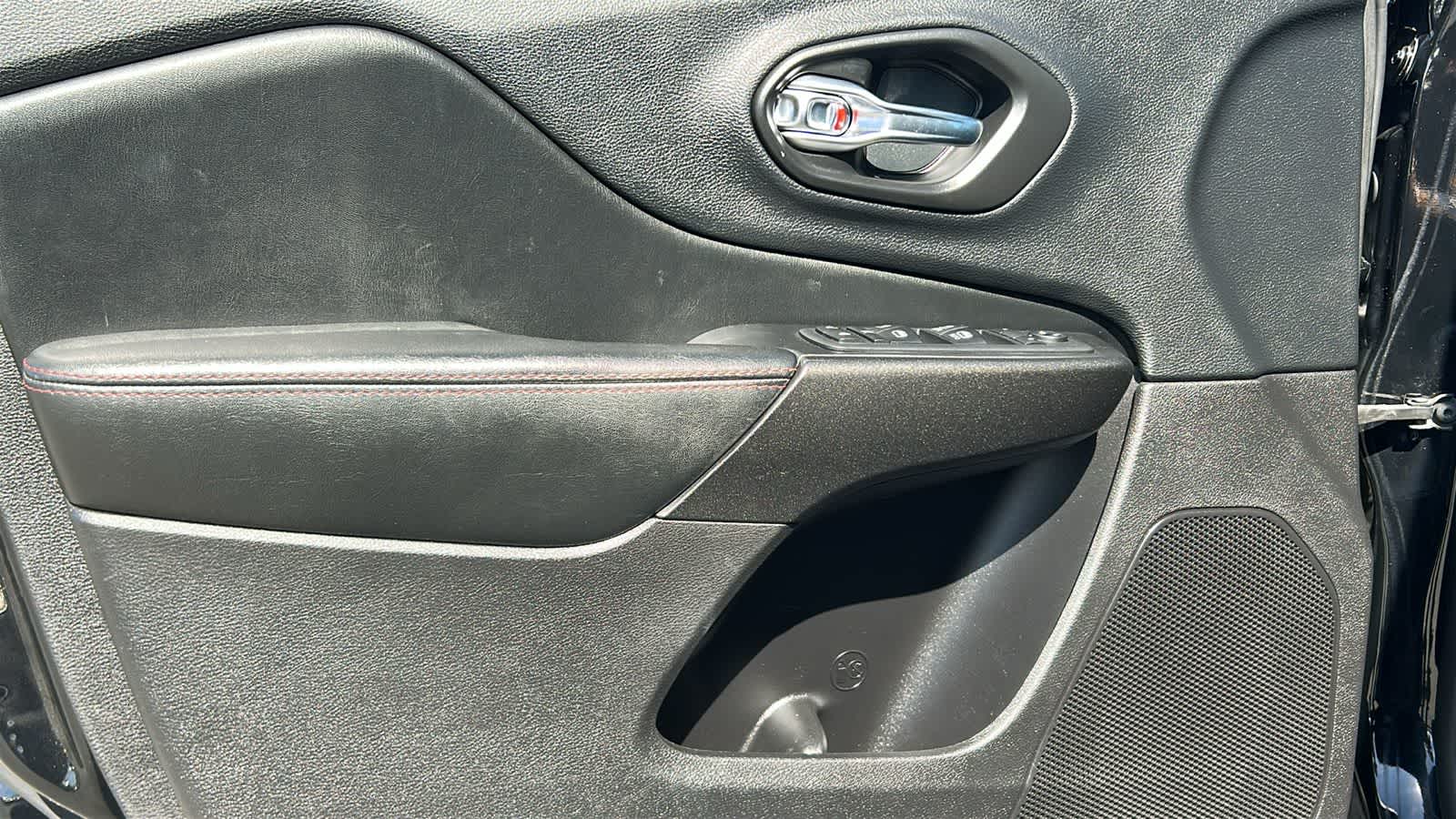 Thumbnail: 2020 Jeep Cherokee - 22