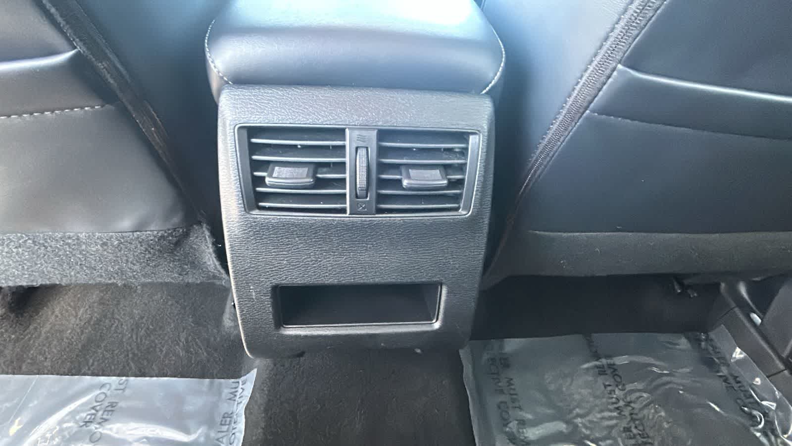 Thumbnail: 2024 Mitsubishi Outlander - 25