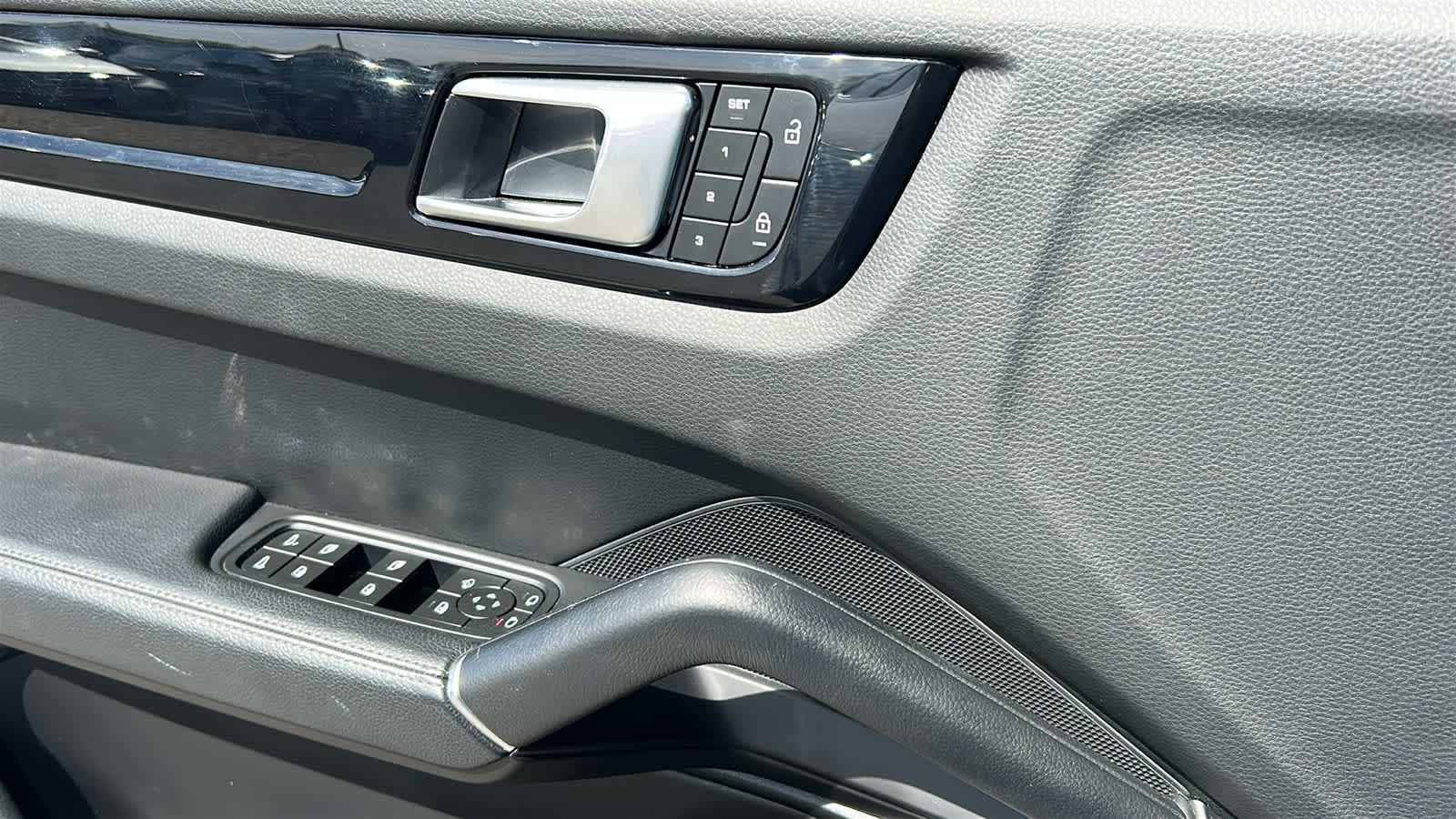 Thumbnail: 2023 Porsche Cayenne - 22