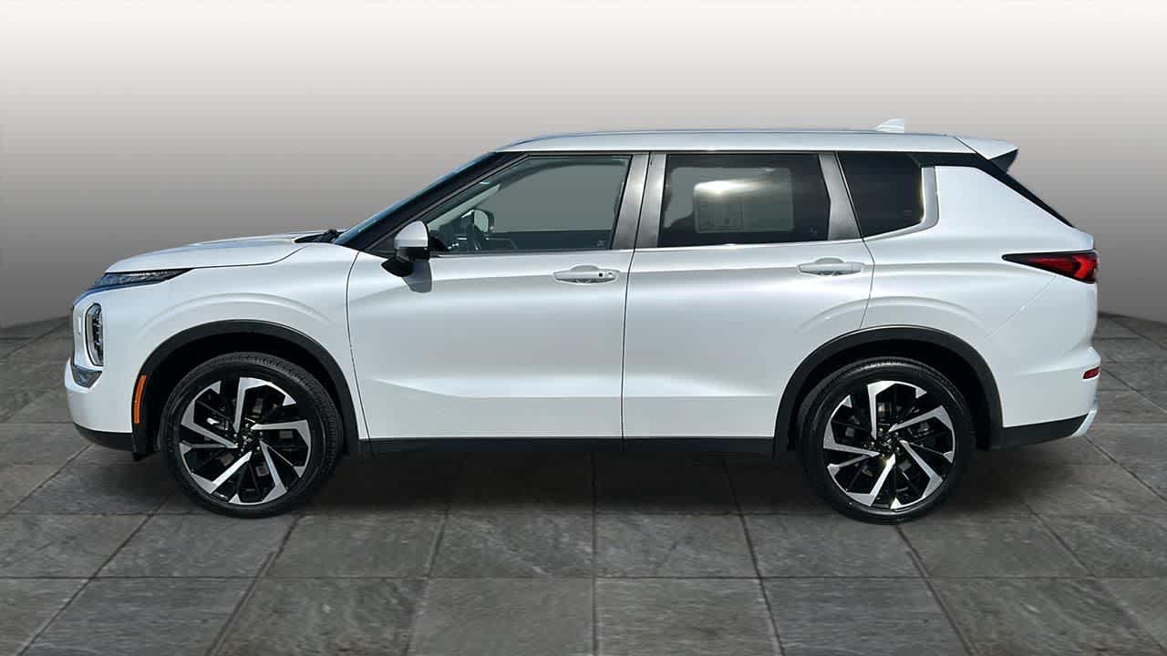 Thumbnail: 2024 Mitsubishi Outlander - 8