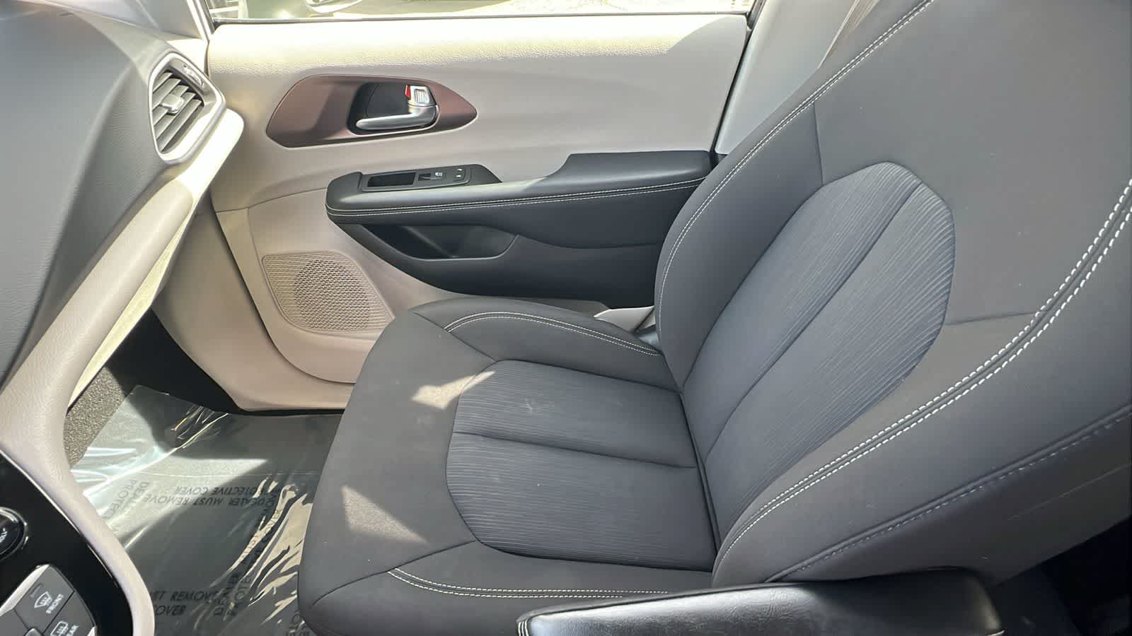 Thumbnail: 2023 Chrysler Voyager - 12