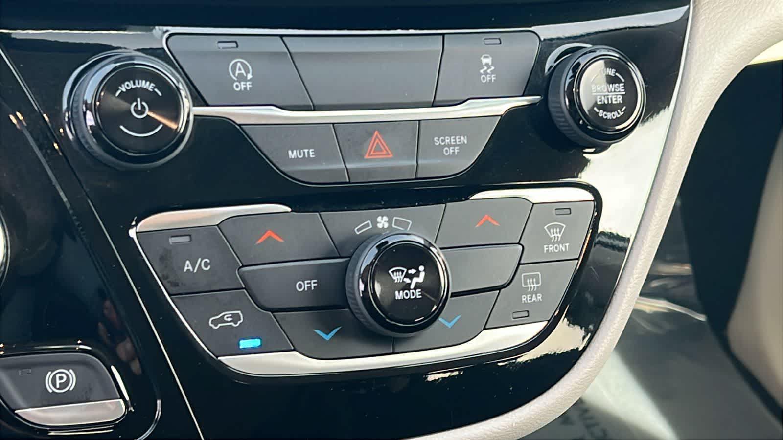 Thumbnail: 2023 Chrysler Voyager - 14