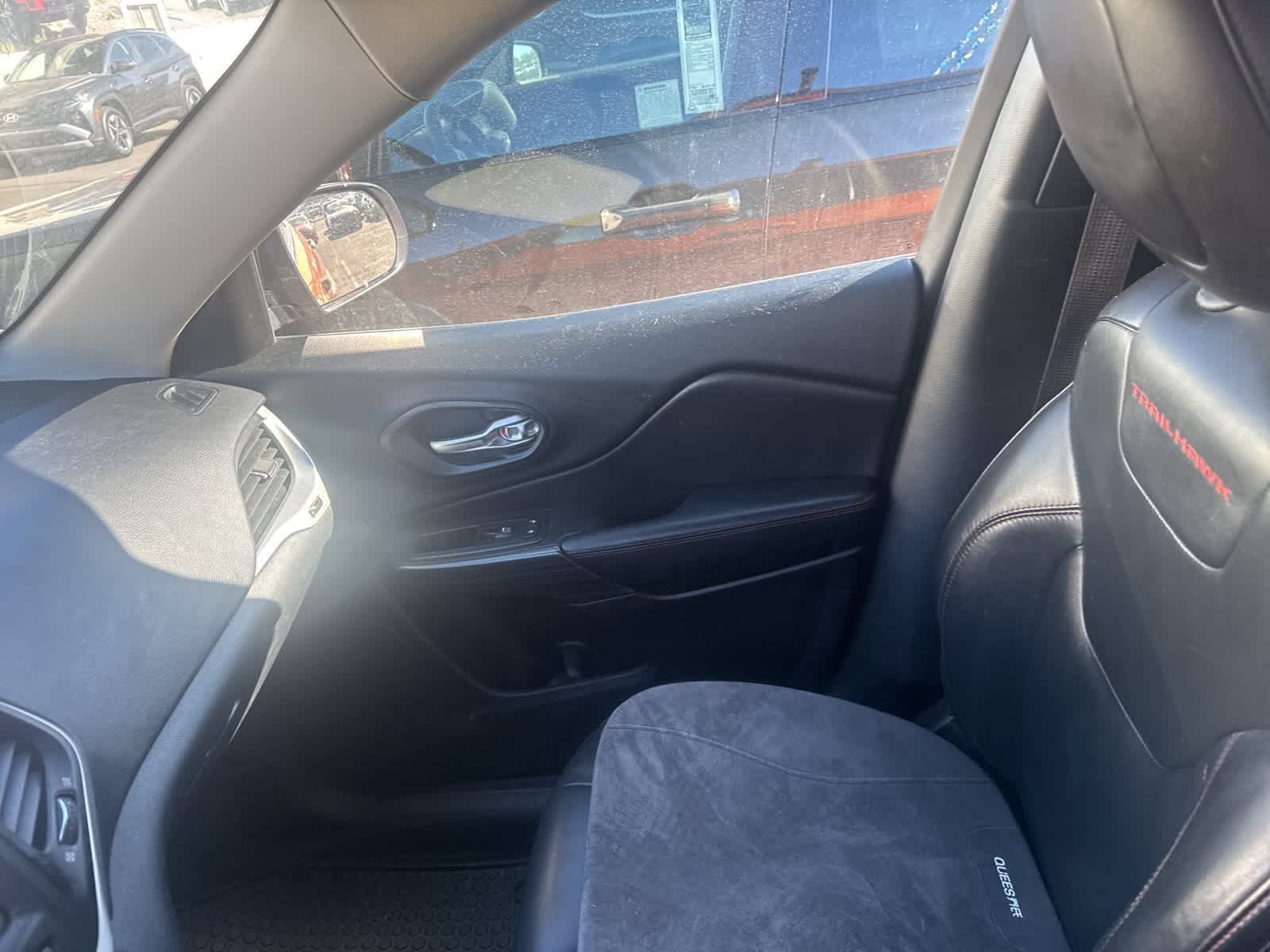 Thumbnail: 2016 Jeep Cherokee - 14