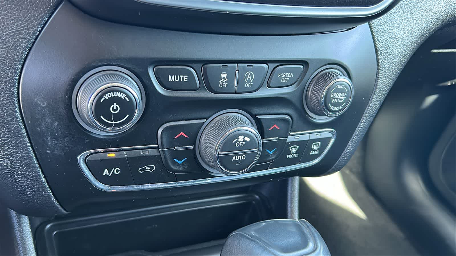 Thumbnail: 2020 Jeep Cherokee - 13