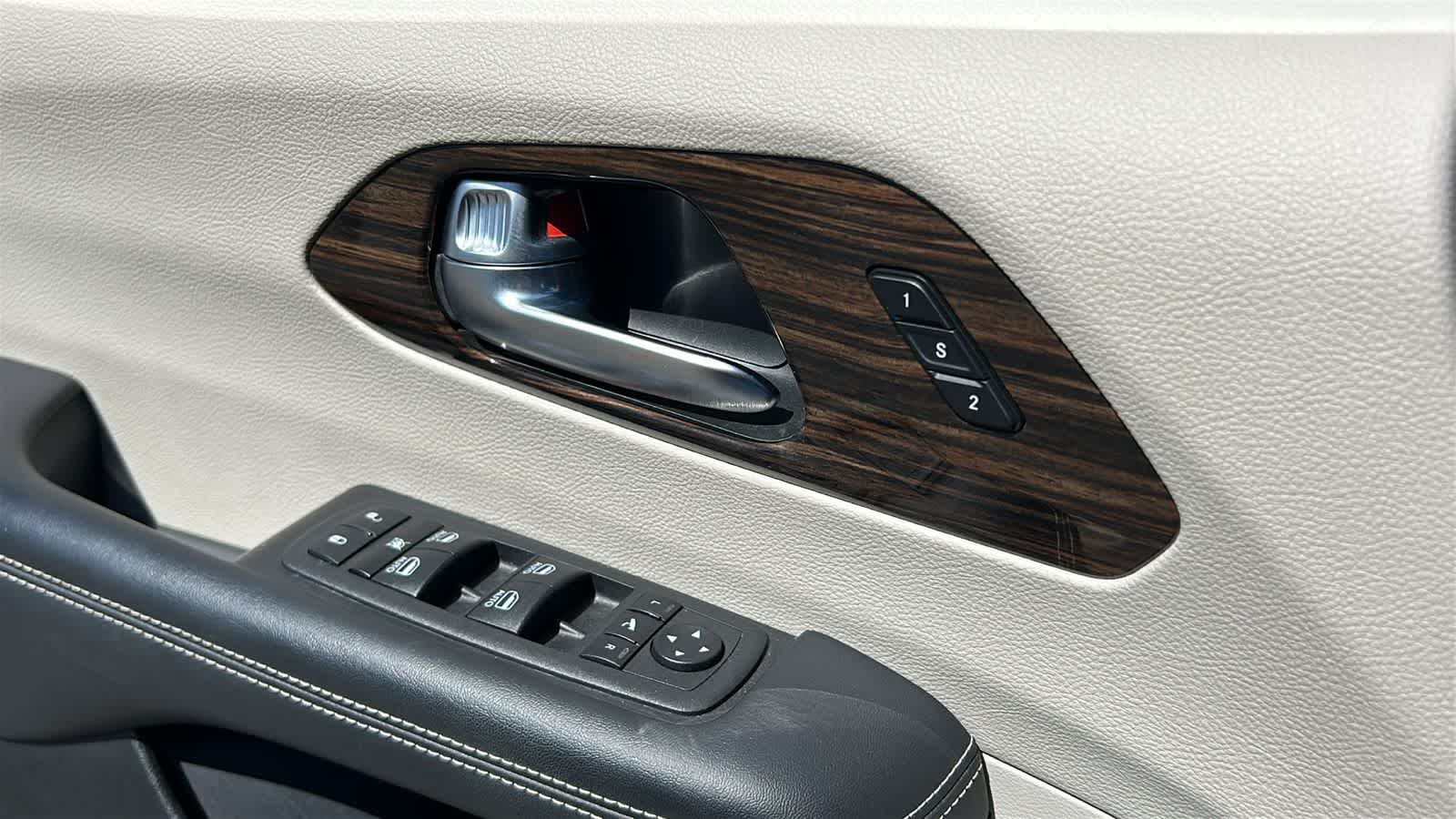 Thumbnail: 2023 Chrysler Pacifica - 22