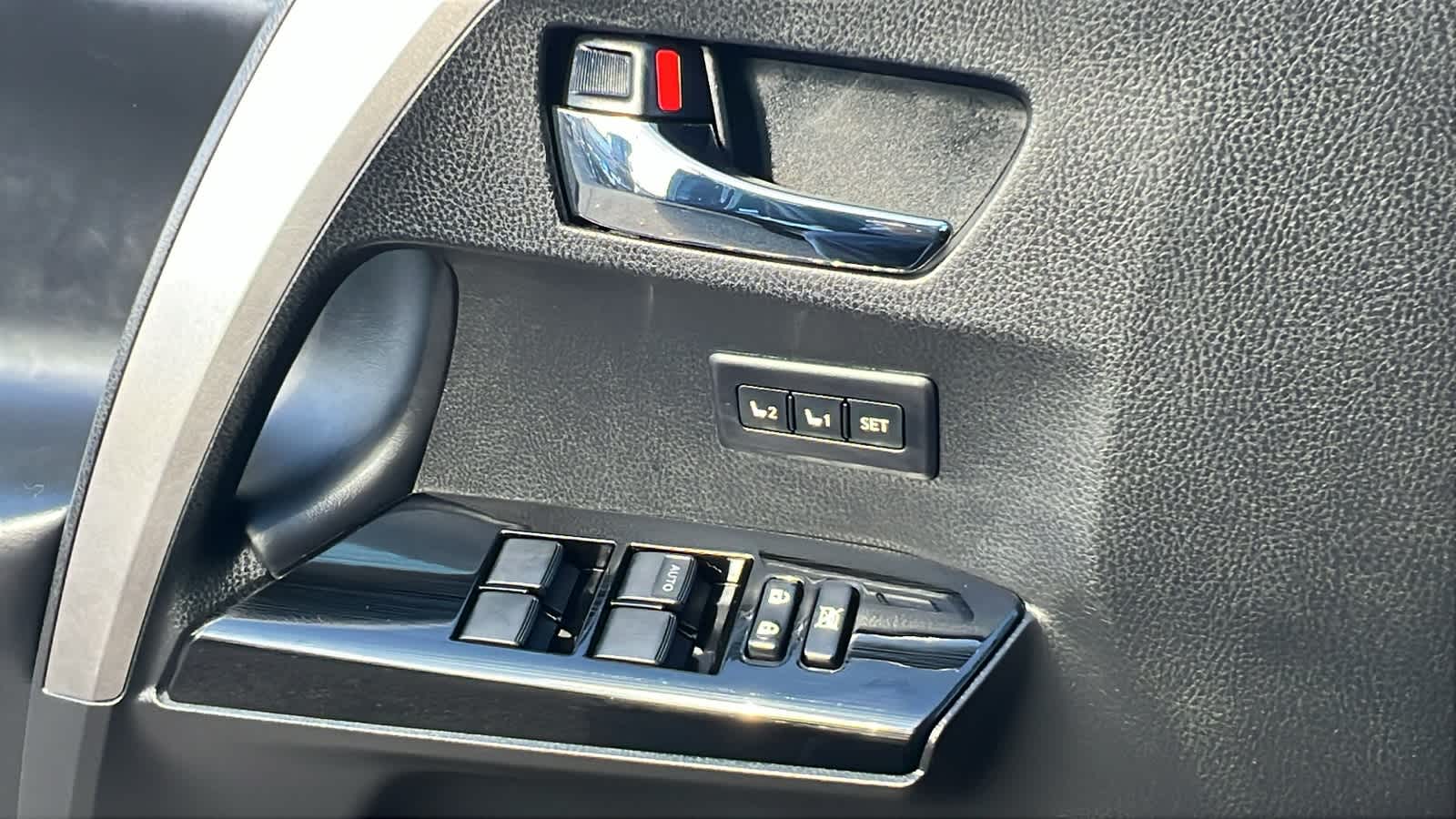 Thumbnail: 2018 Toyota RAV4 - 22