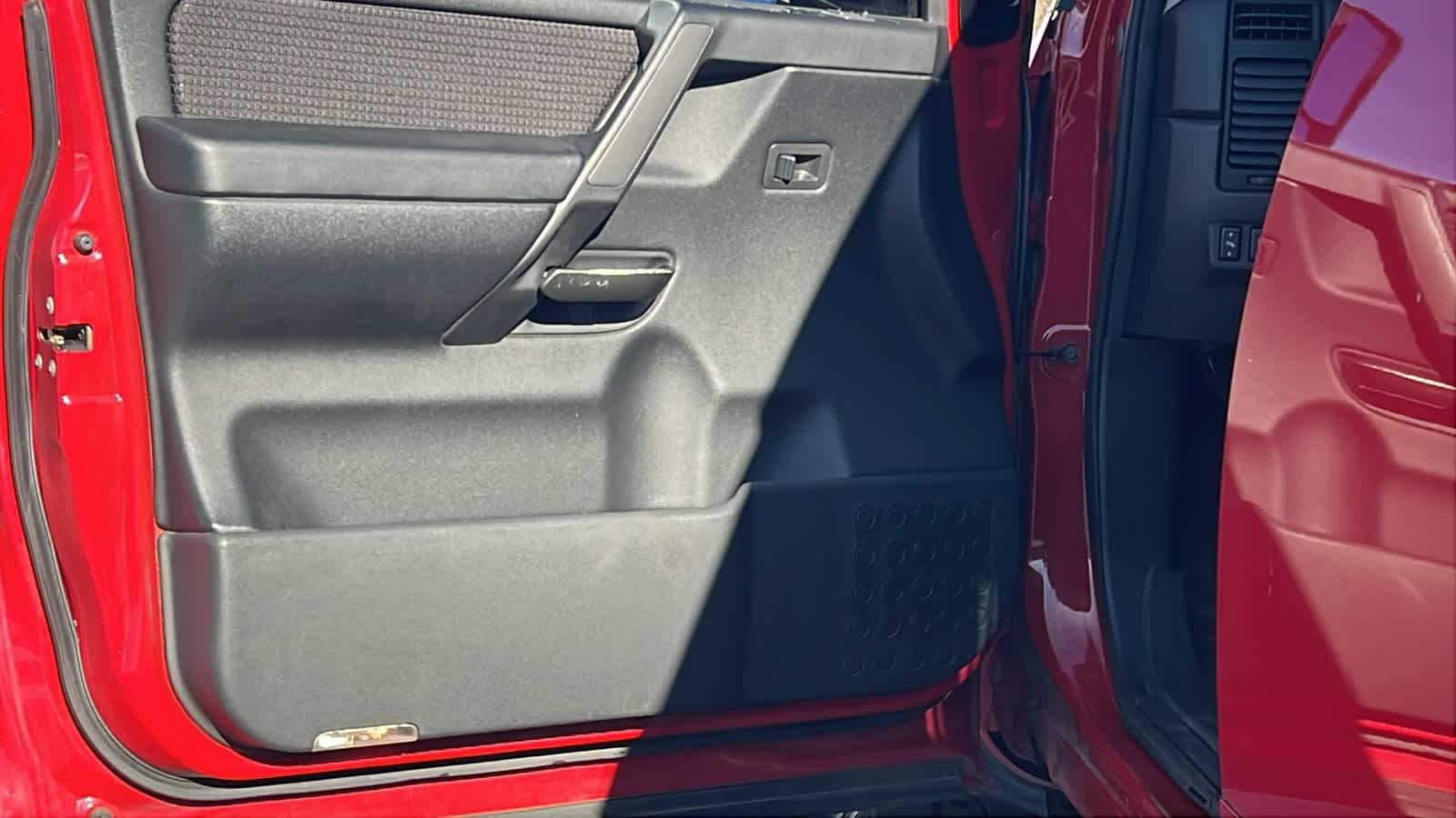 Thumbnail: 2011 Nissan Titan - 22