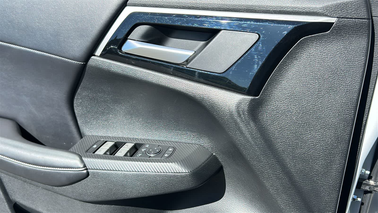 Thumbnail: 2024 Mitsubishi Outlander - 21