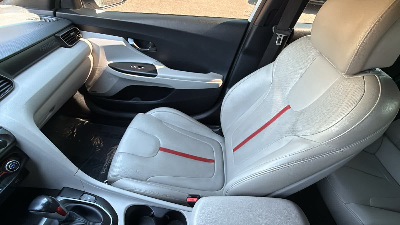 Thumbnail: 2019 Hyundai Veloster - 12