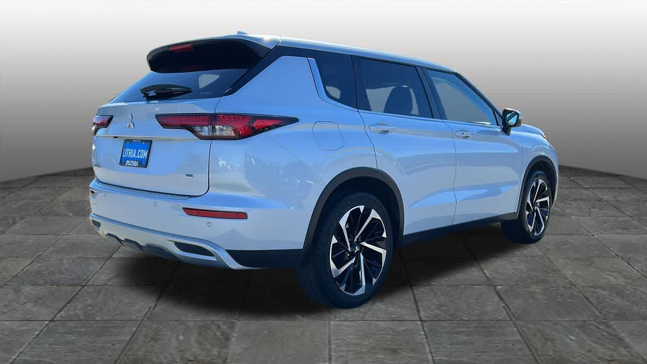 Thumbnail: 2024 Mitsubishi Outlander - 4