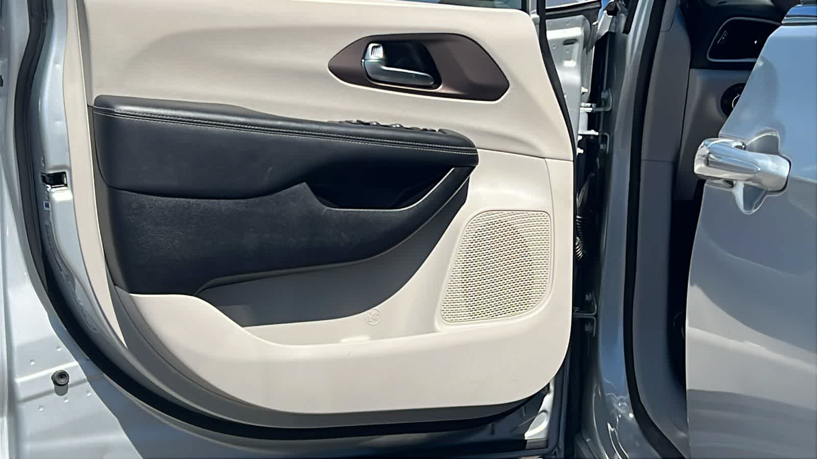 Thumbnail: 2023 Chrysler Voyager - 23