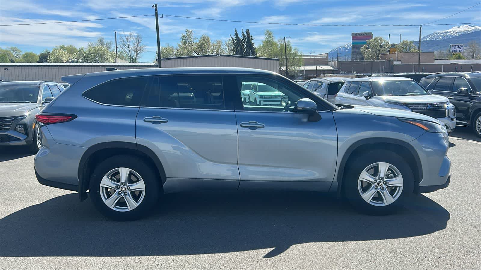 Thumbnail: 2022 Toyota Highlander - 16