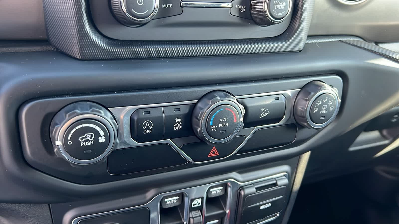 Thumbnail: 2019 Jeep Wrangler - 14