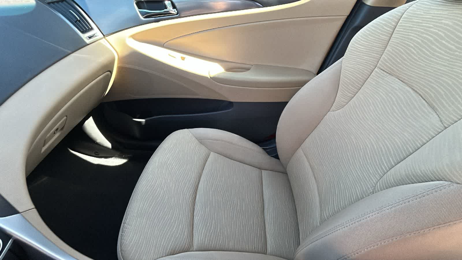 Thumbnail: 2012 Hyundai Sonata - 12
