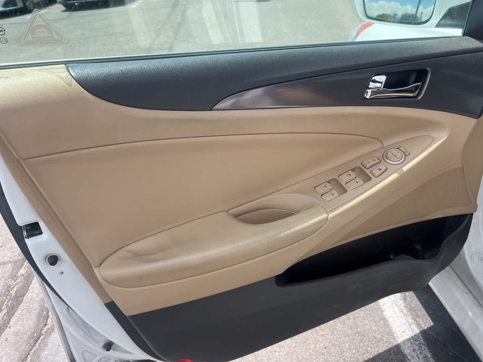 Thumbnail: 2012 Hyundai Sonata - 9