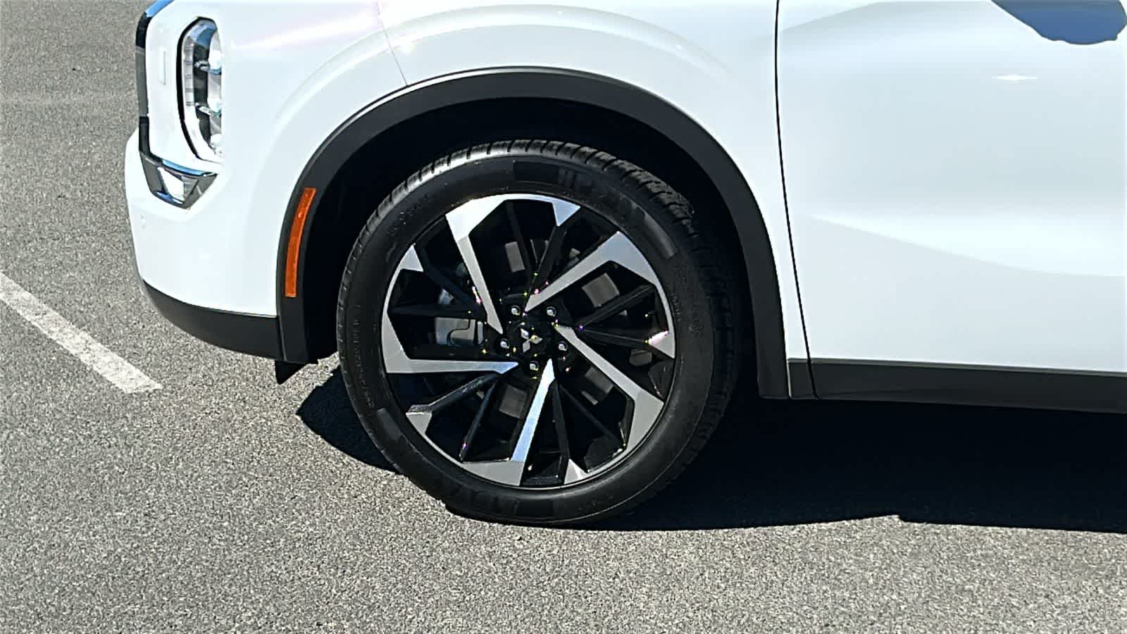 Thumbnail: 2024 Mitsubishi Outlander - 8