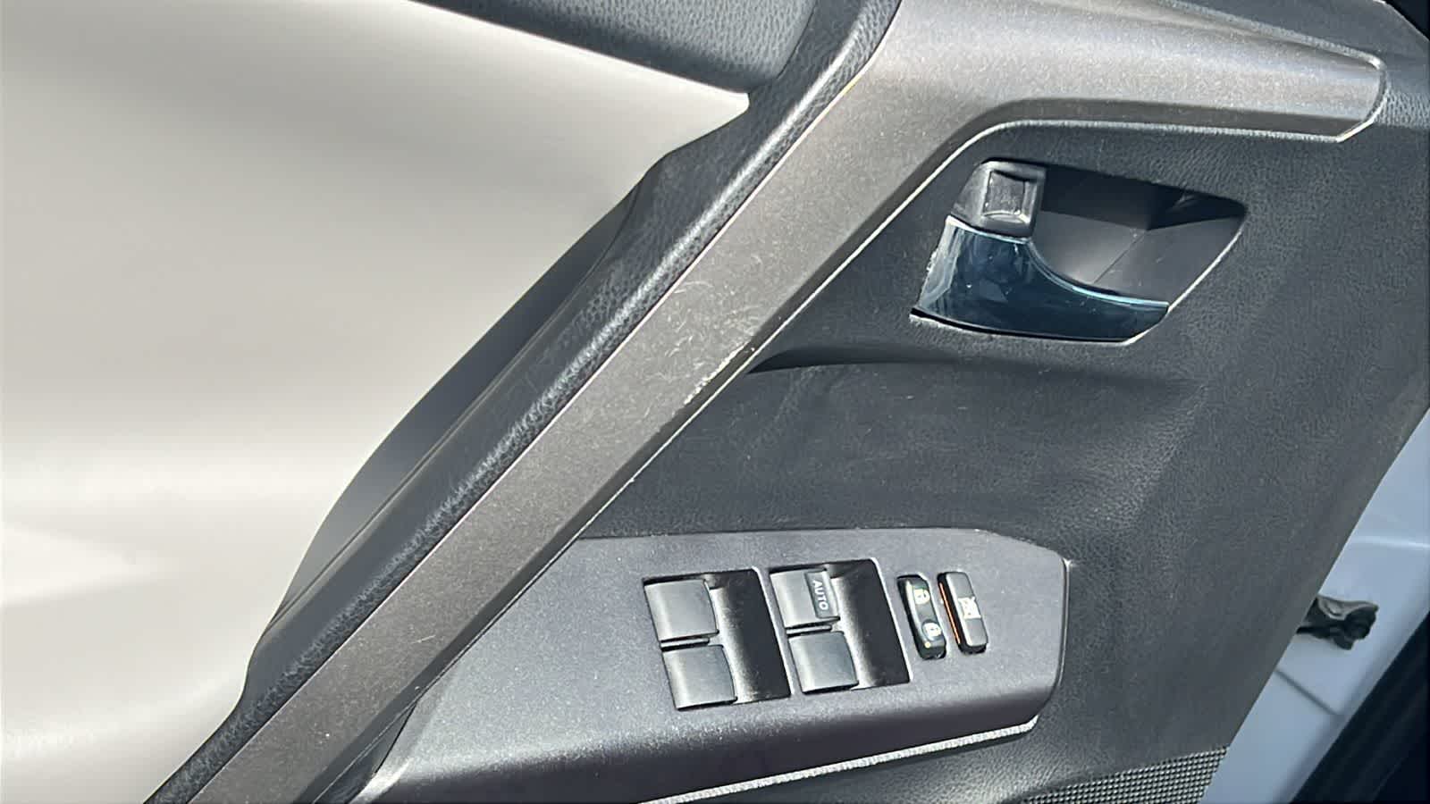 Thumbnail: 2018 Toyota RAV4 - 22