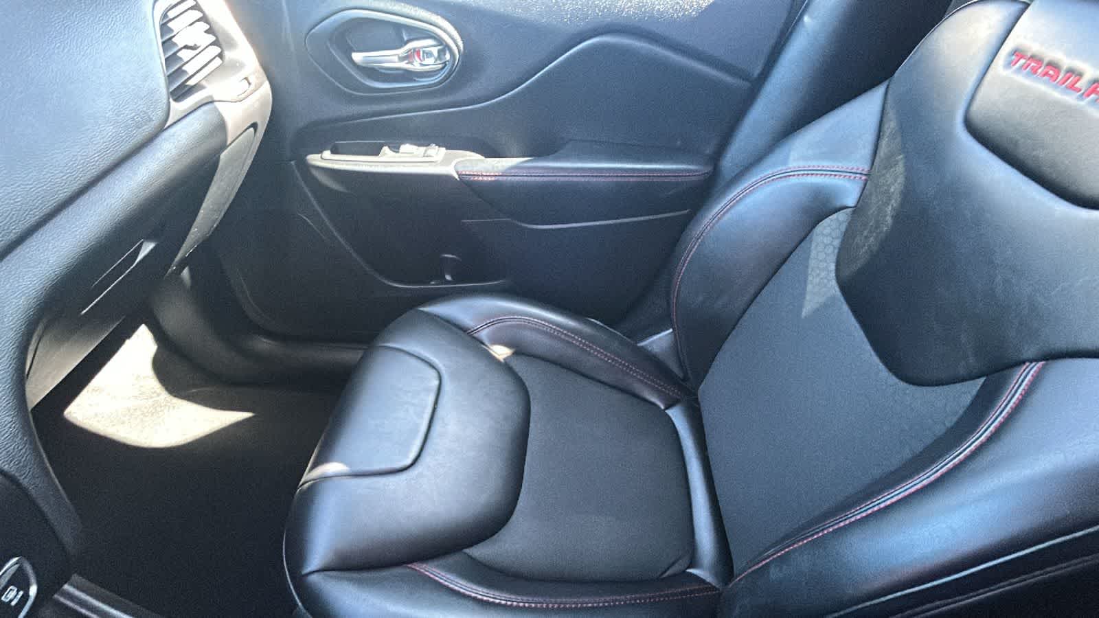 Thumbnail: 2020 Jeep Cherokee - 11