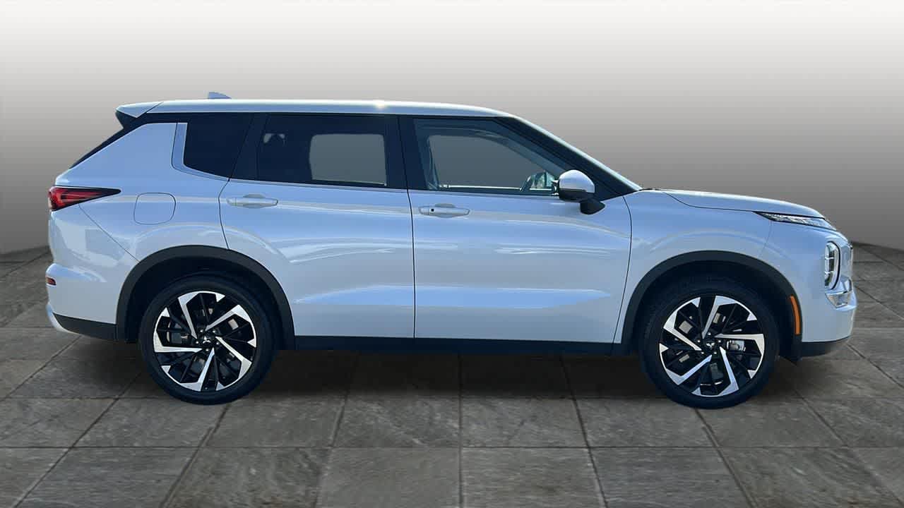 Thumbnail: 2024 Mitsubishi Outlander - 4