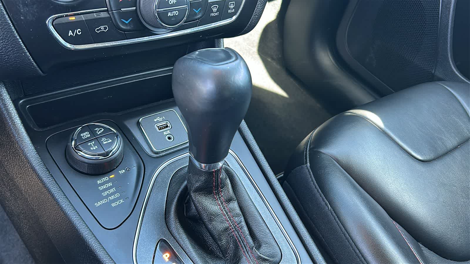 Thumbnail: 2020 Jeep Cherokee - 12