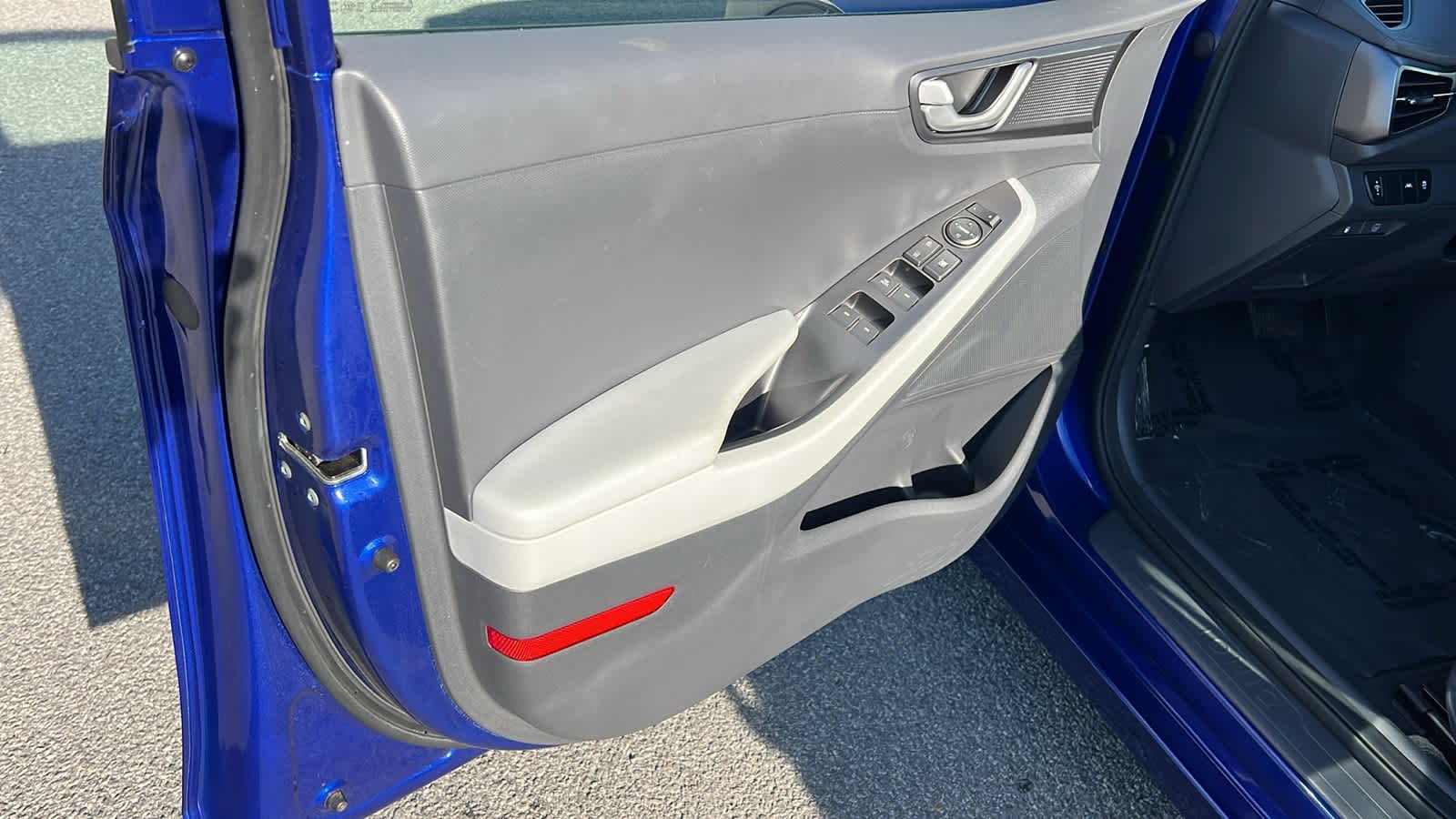 Thumbnail: 2022 Hyundai Ioniq - 23