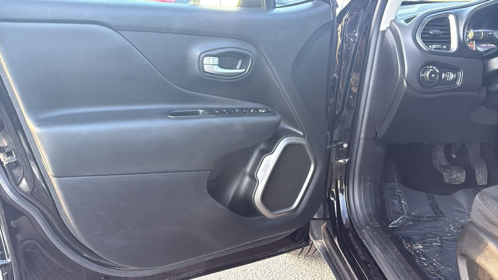 Thumbnail: 2022 Jeep Renegade - 23