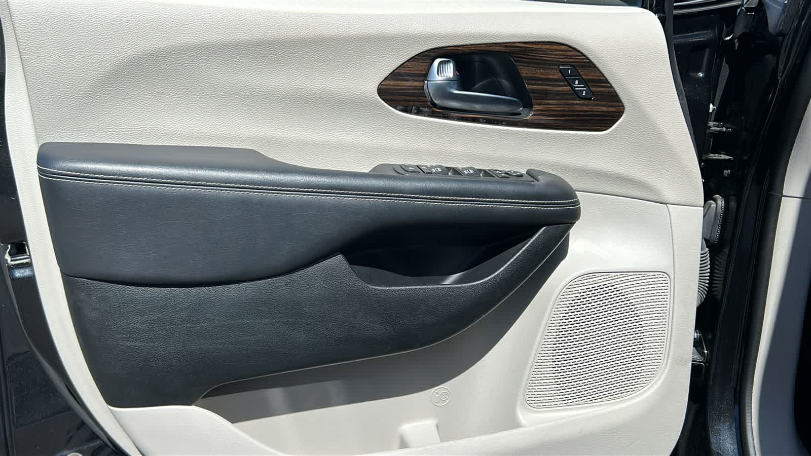 Thumbnail: 2023 Chrysler Pacifica - 23