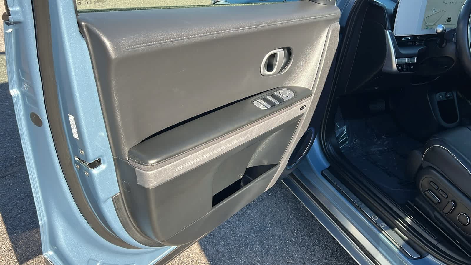 Thumbnail: 2023 Hyundai Ioniq 5 - 23