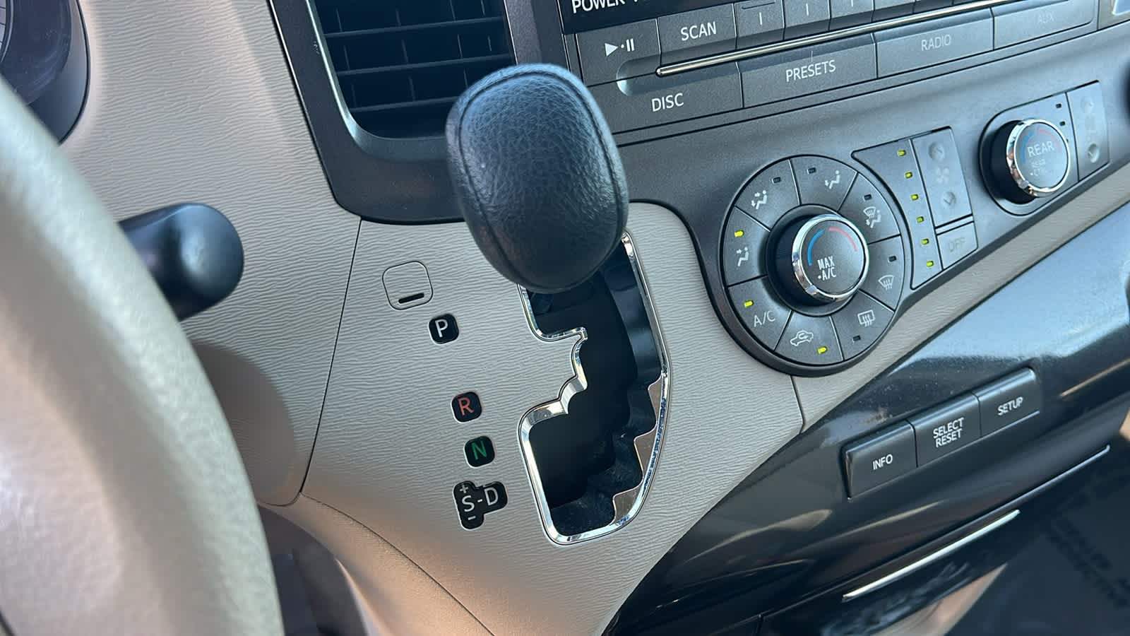 Thumbnail: 2011 Toyota Sienna - 13