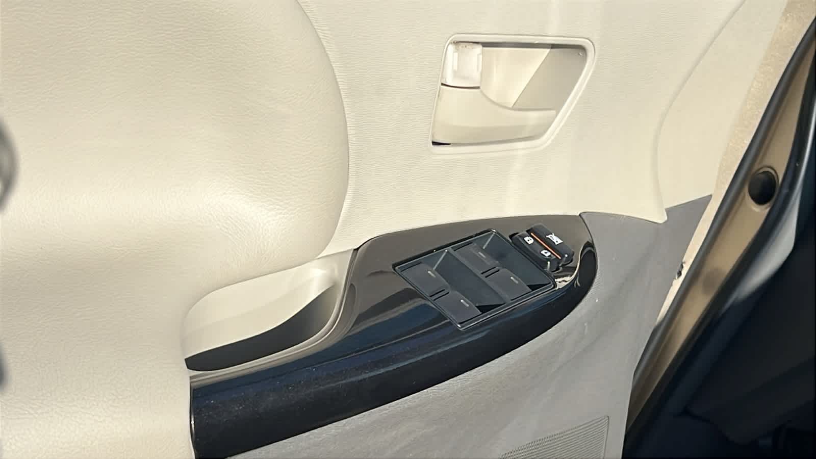 Thumbnail: 2011 Toyota Sienna - 22
