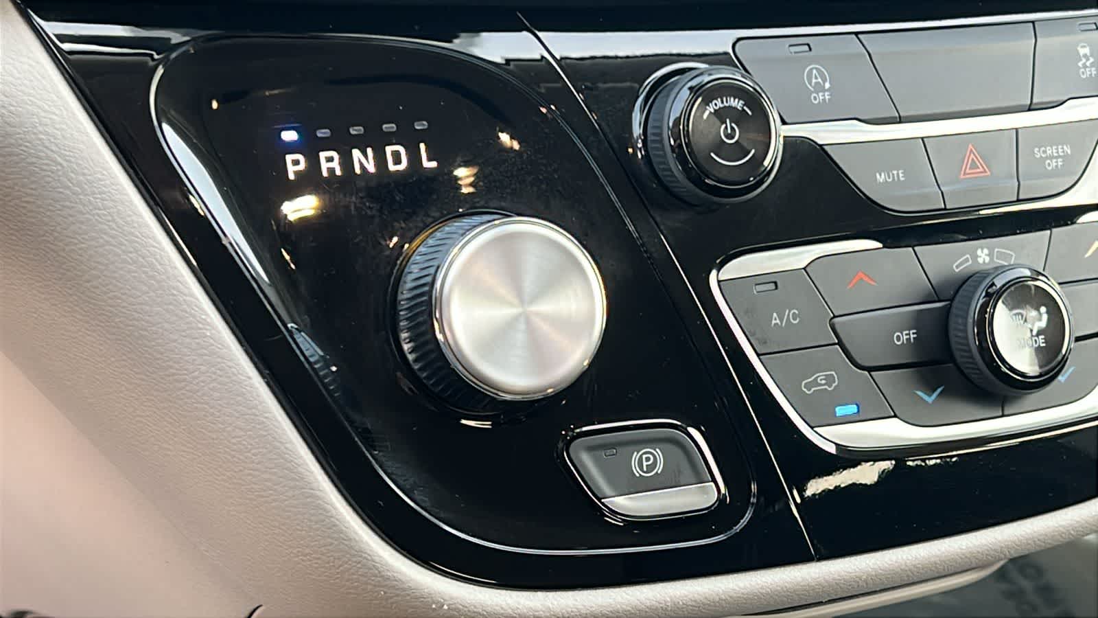 Thumbnail: 2023 Chrysler Voyager - 13