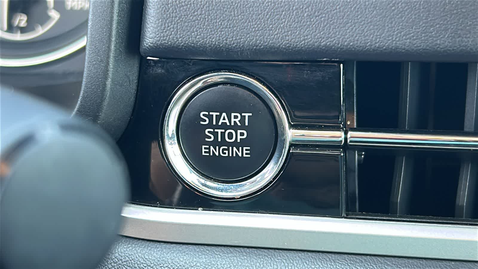 Thumbnail: 2024 Mitsubishi Outlander - 17