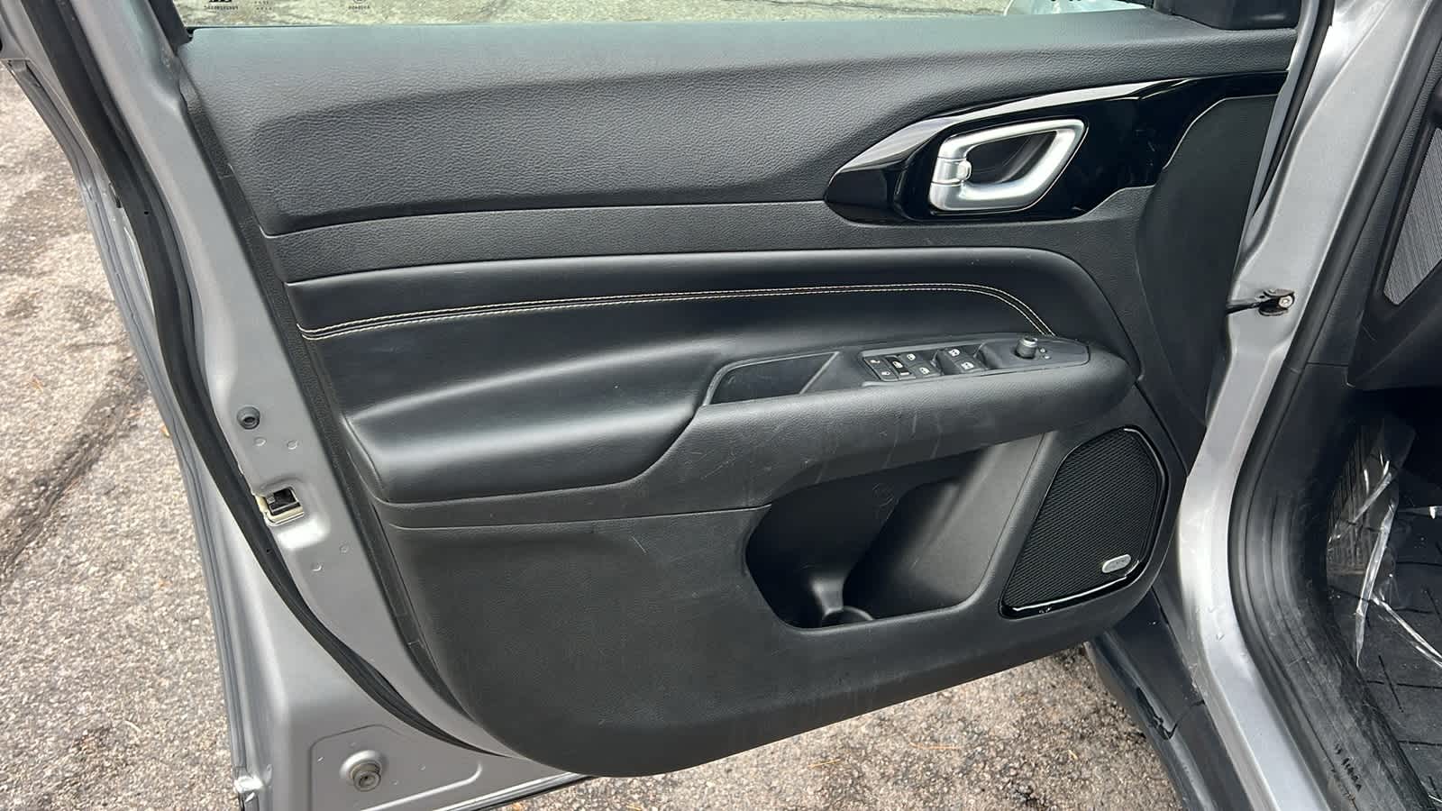 Thumbnail: 2022 Jeep Compass - 23