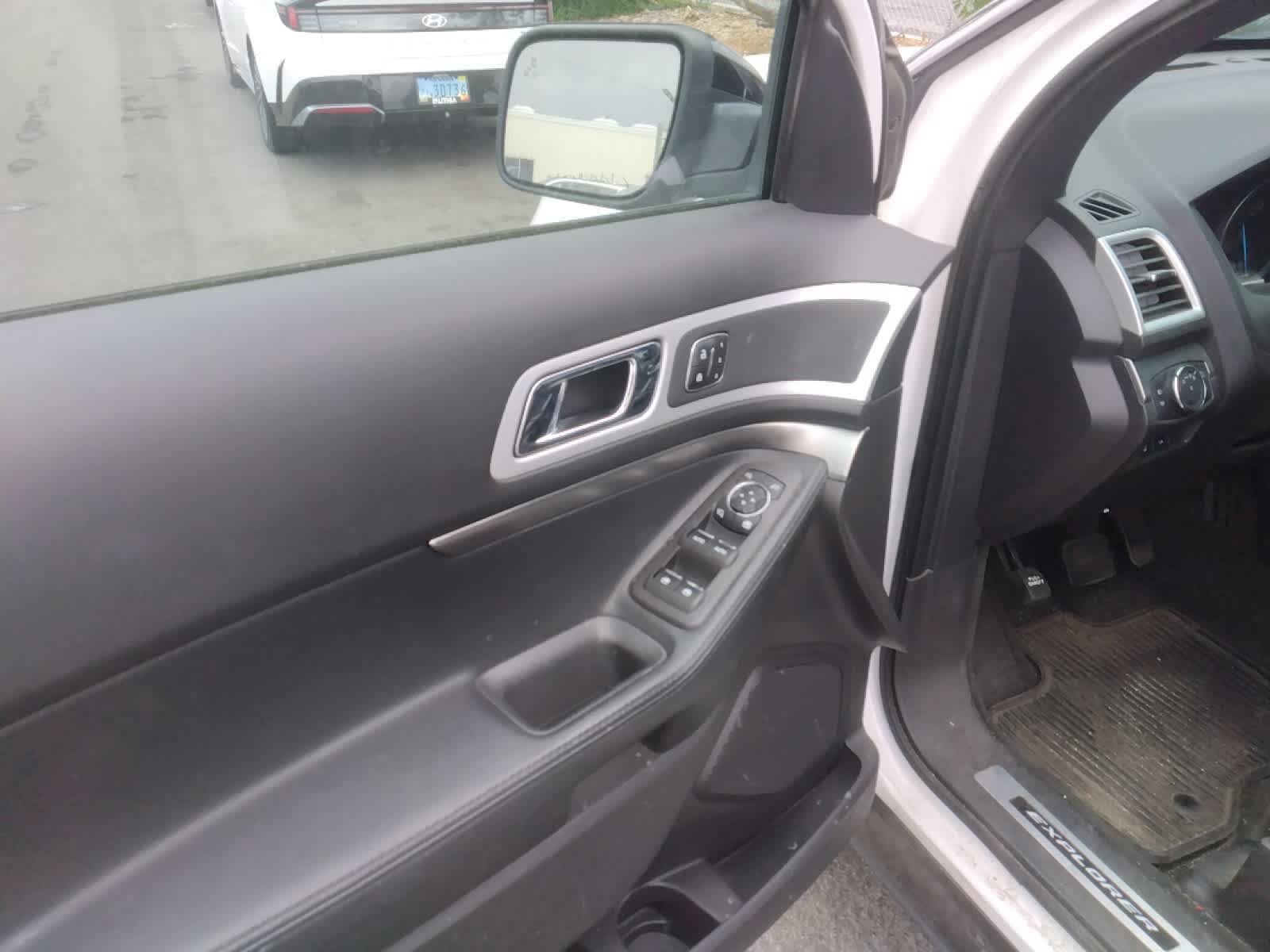 Thumbnail: 2013 Ford Explorer - 9