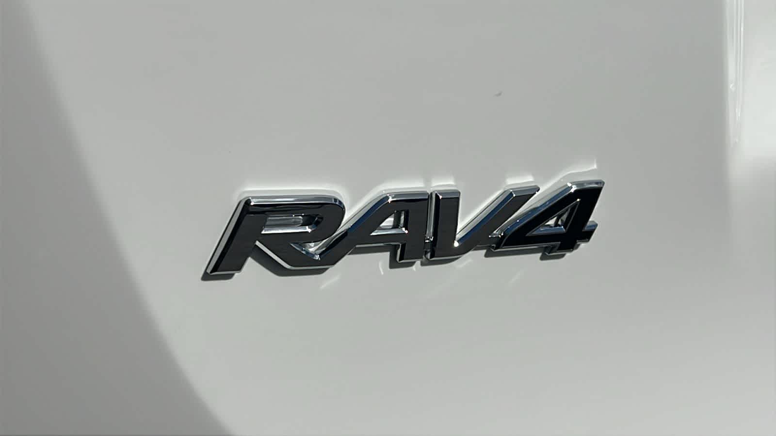 Thumbnail: 2018 Toyota RAV4 - 28
