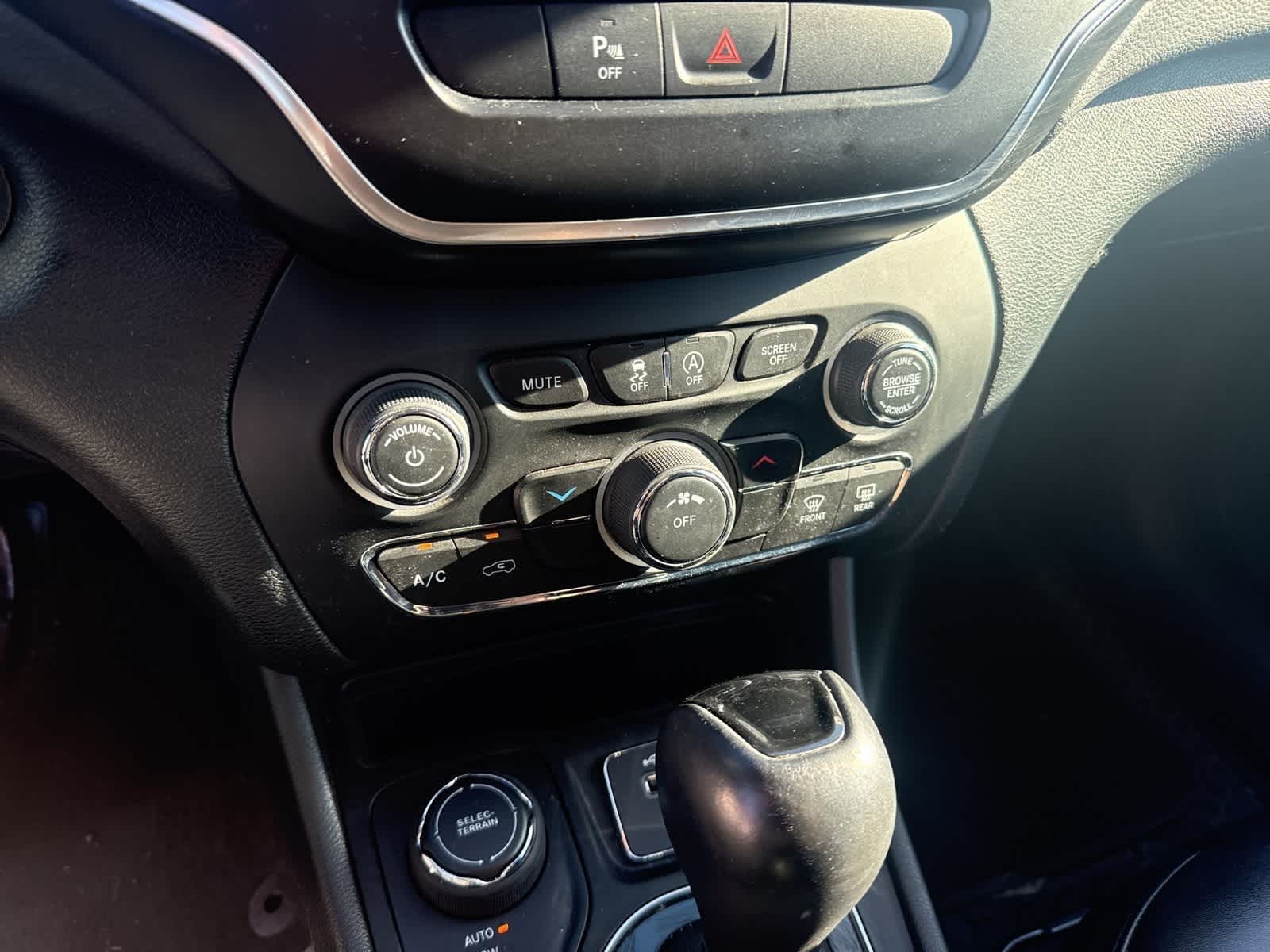 Thumbnail: 2019 Jeep Cherokee - 20