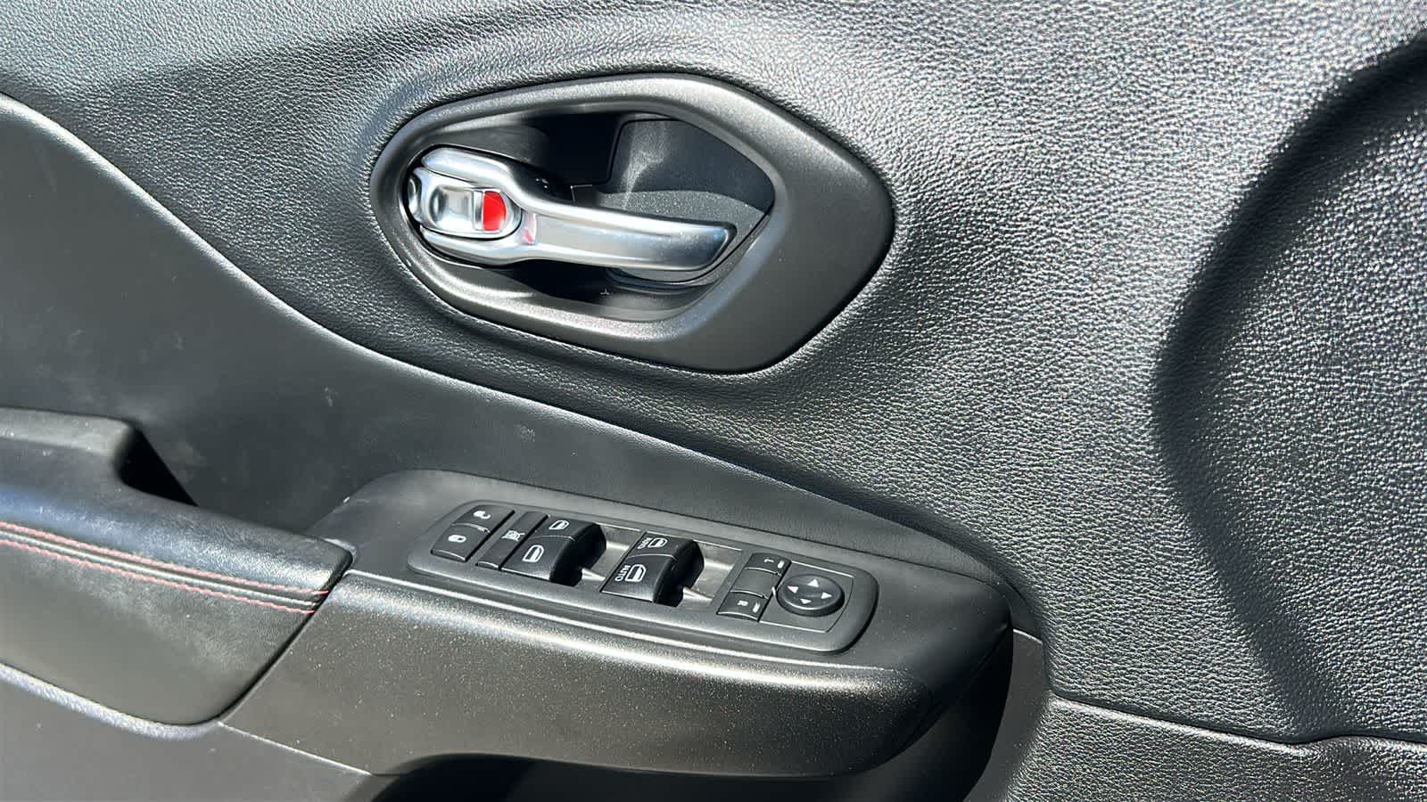 Thumbnail: 2020 Jeep Cherokee - 21