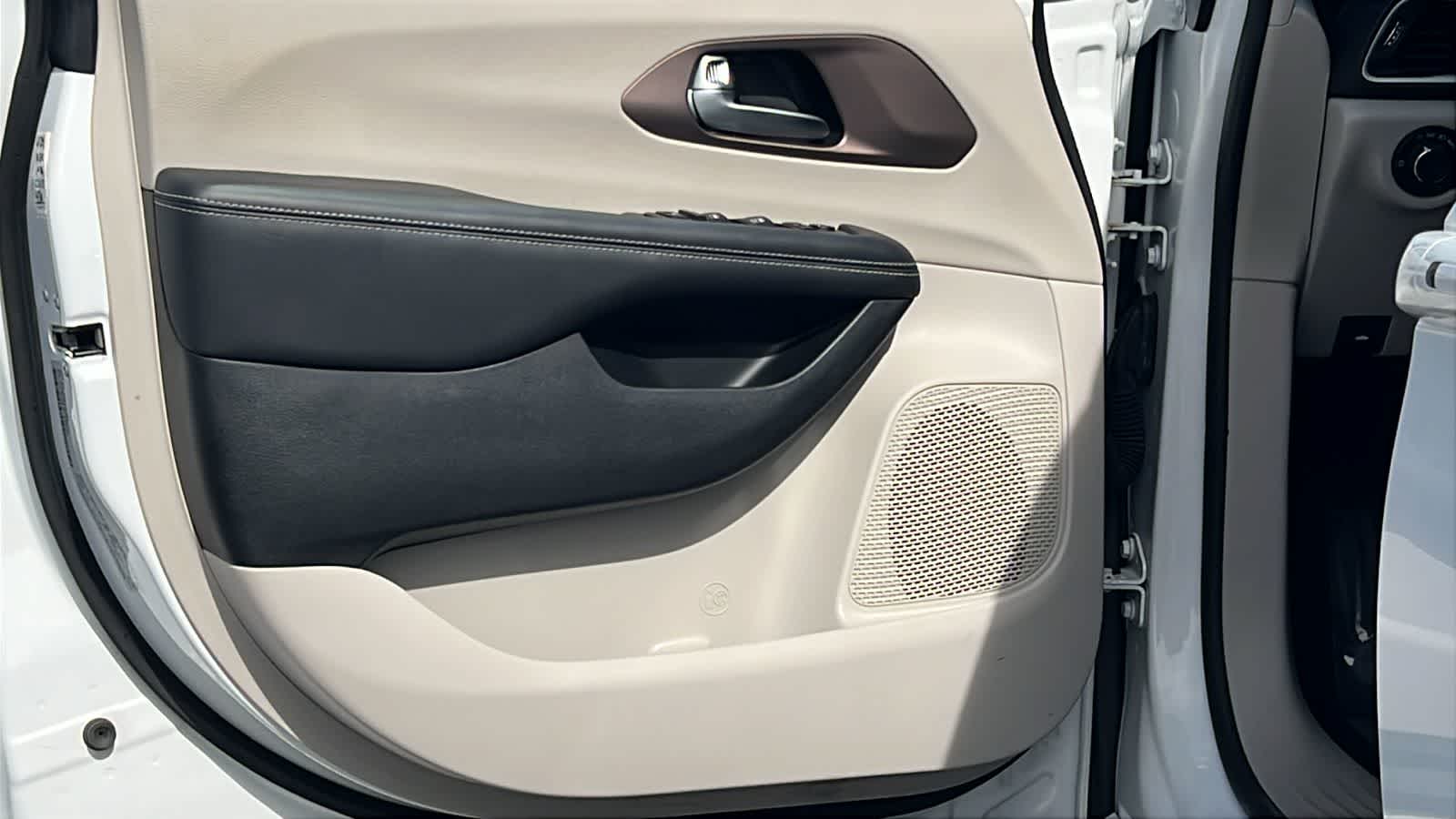 Thumbnail: 2023 Chrysler Voyager - 23