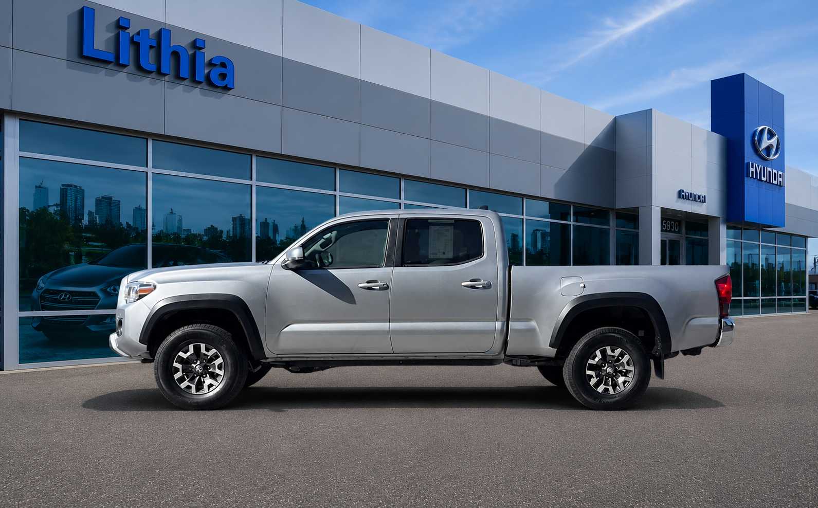 Thumbnail: 2020 Toyota Tacoma - 10