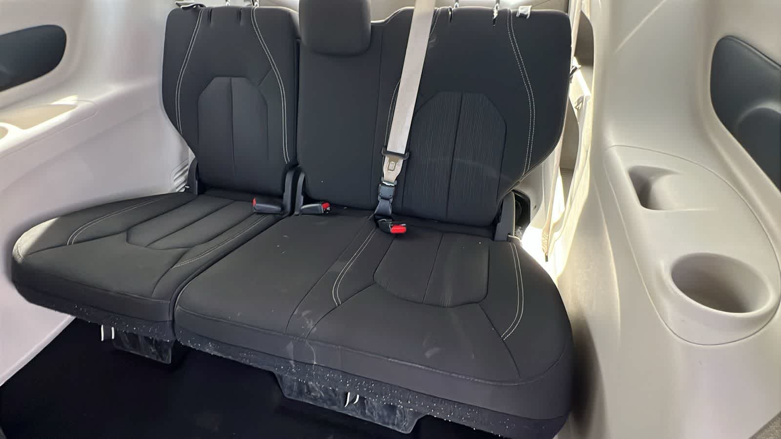 Thumbnail: 2023 Chrysler Voyager - 31