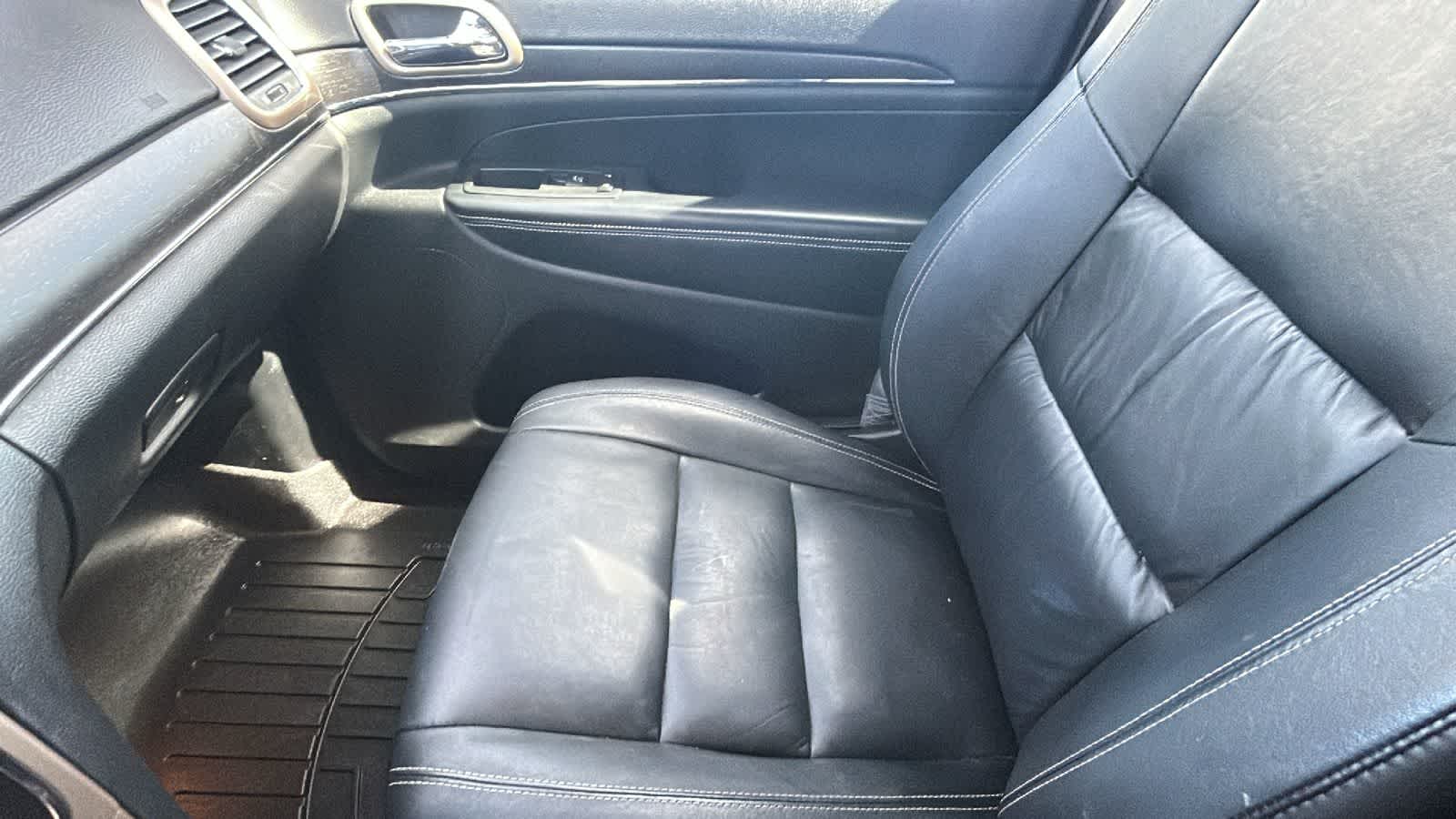 Thumbnail: 2015 Jeep Grand Cherokee - 11