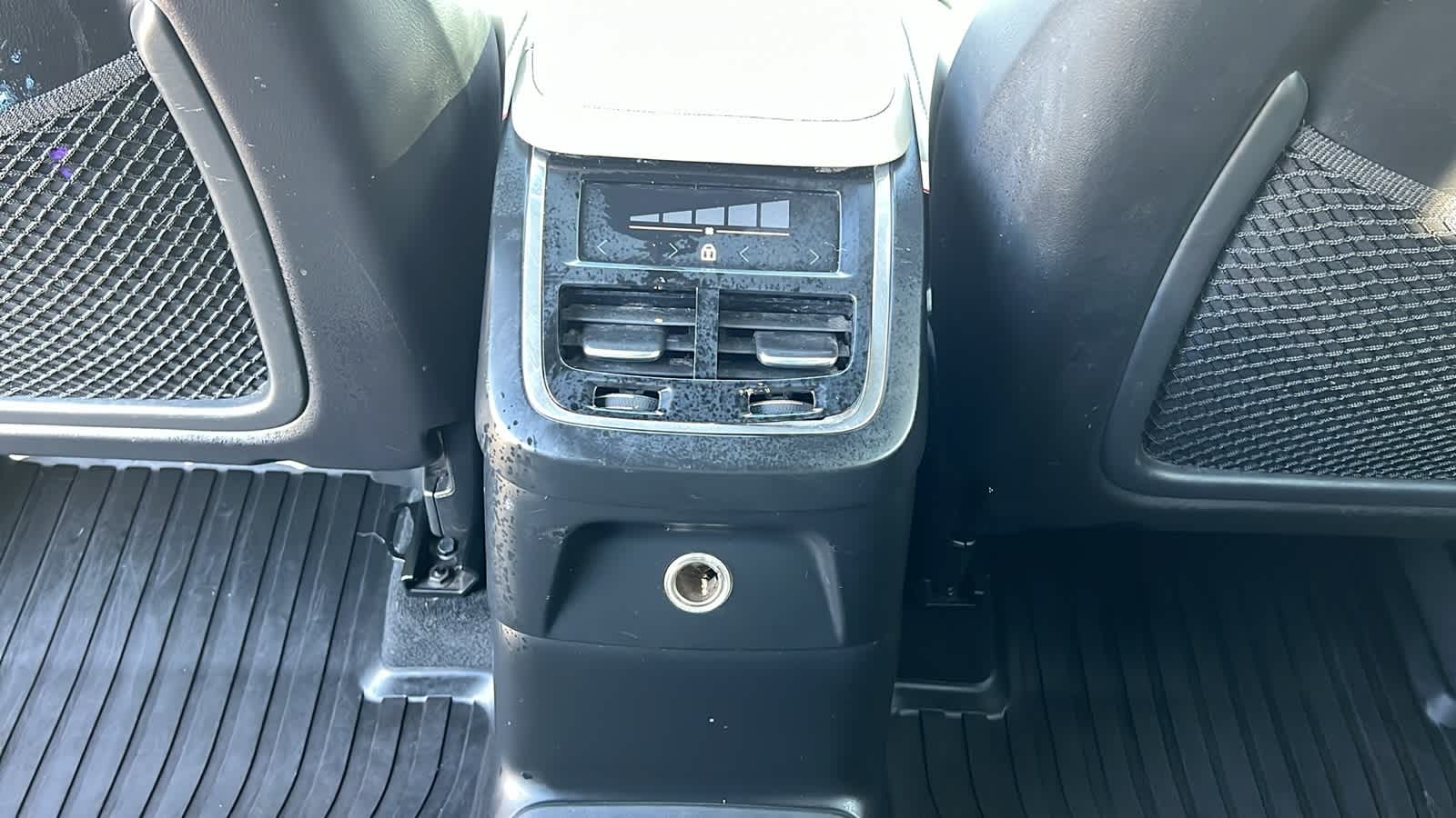 Thumbnail: 2020 Volvo XC90 - 25