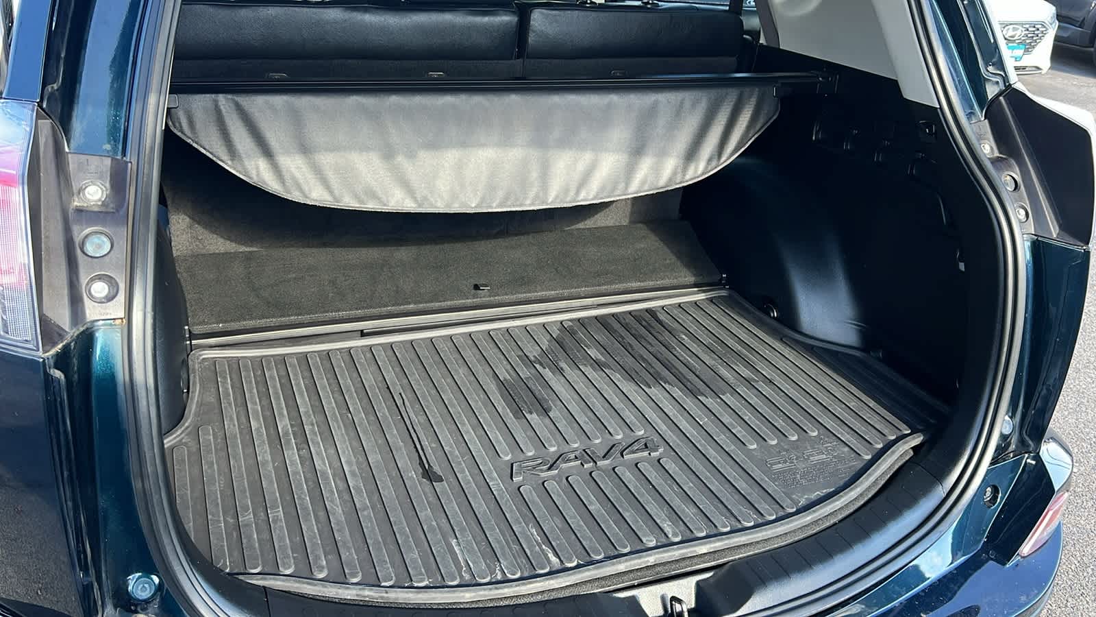 Thumbnail: 2018 Toyota RAV4 - 27