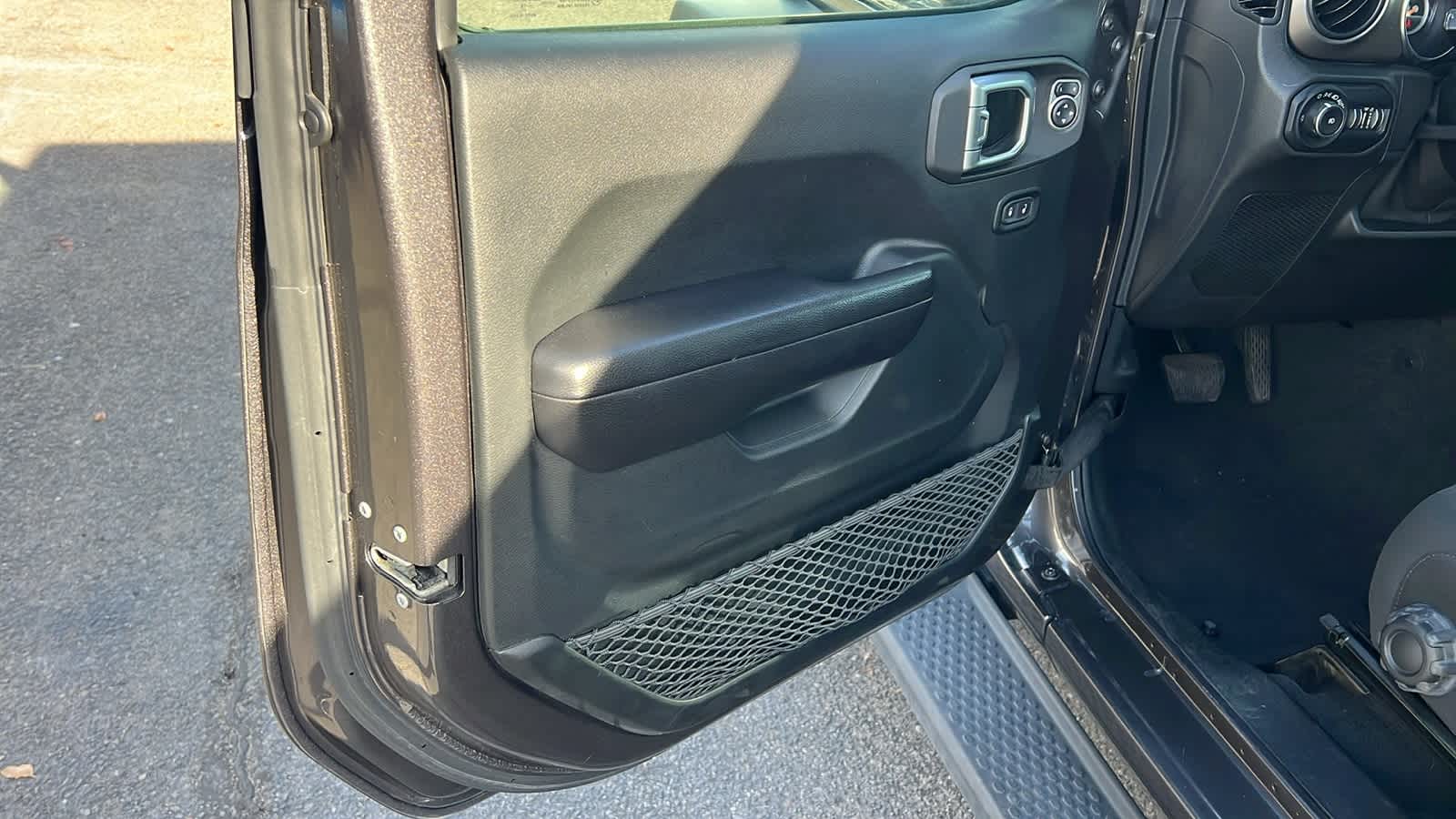 Thumbnail: 2019 Jeep Wrangler - 23