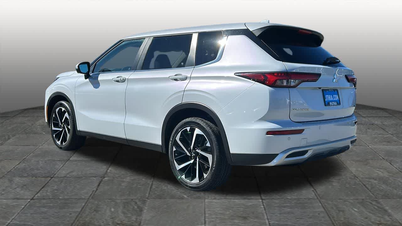 Thumbnail: 2024 Mitsubishi Outlander - 6