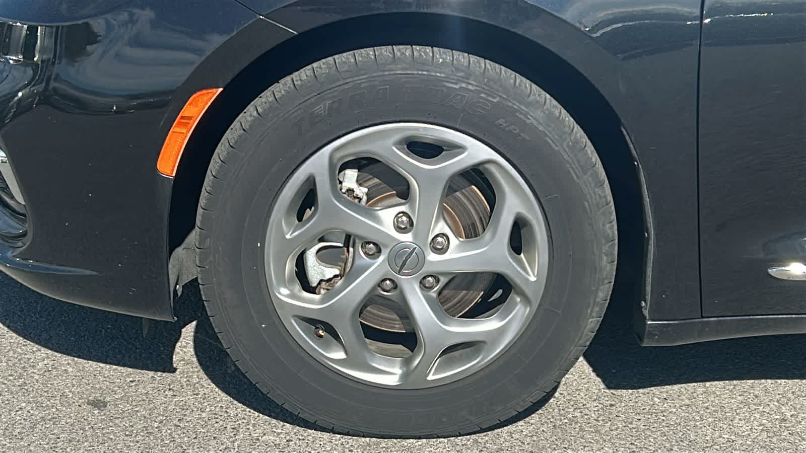 Thumbnail: 2023 Chrysler Pacifica - 4