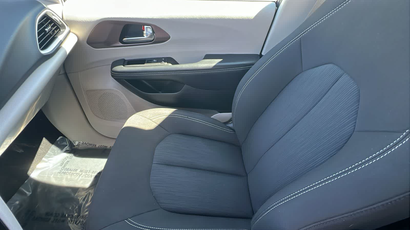 Thumbnail: 2023 Chrysler Voyager - 12