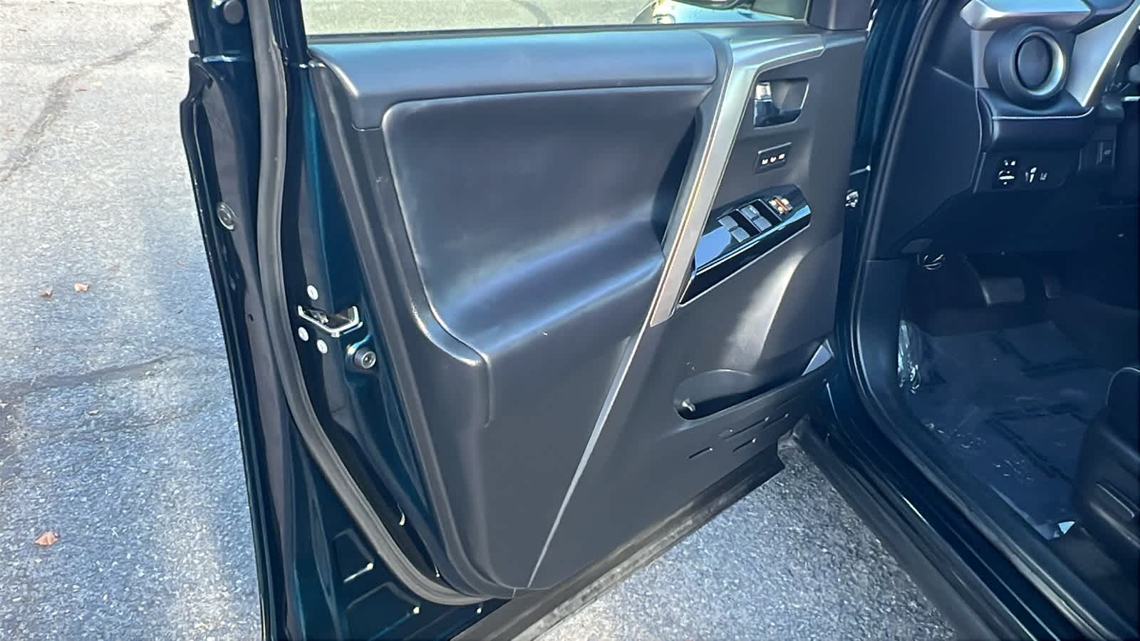 Thumbnail: 2018 Toyota RAV4 - 23